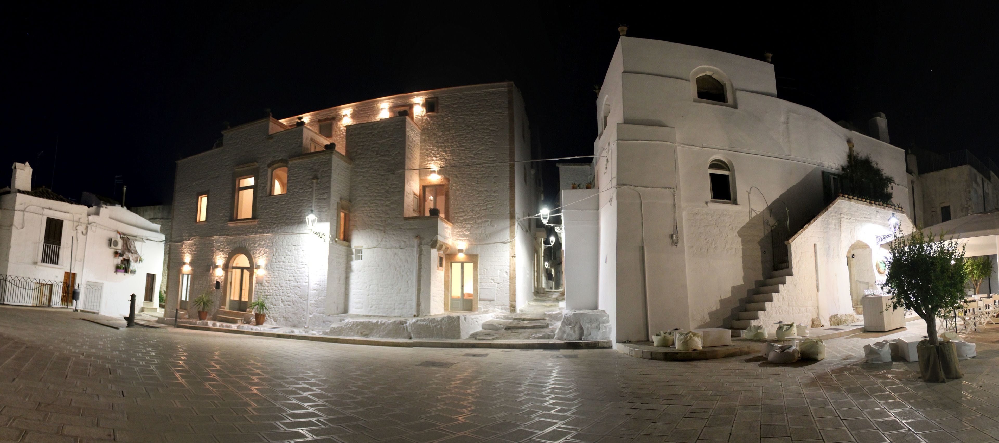 Fachada de la propiedad por la tarde o noche