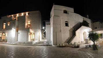 Fachada de la propiedad por la tarde o noche