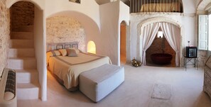 Romantic Room | Premium bedding, minibar, individually decorated, individually furnished