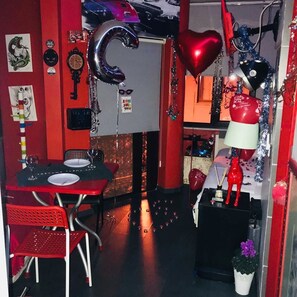 Kamar Double Standar (Ducati) | Minibar, brankas, ruang kerja ramah laptop, dan setrika/meja setrika