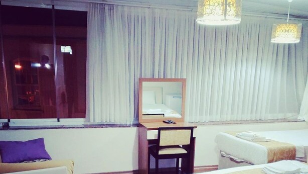 Minibar y caja de seguridad en la habitación
