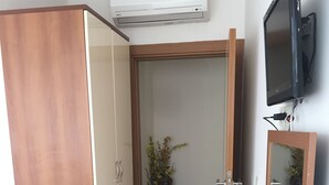 Habitación estándar | Minibar y caja de seguridad en la habitación