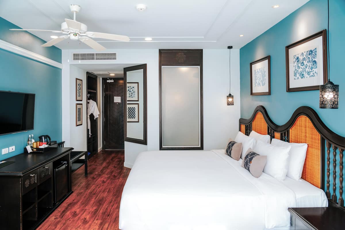 Deluxe Room | 1 bedroom, premium bedding, Tempur-Pedic beds, minibar