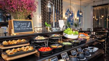 Daily buffet breakfast for a fee