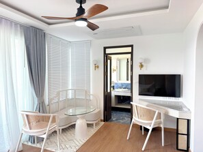 Flat-screen TV - Away Chiang Mai Thapae Resort - A Vegan Retreat (Chiang Mai)