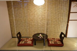 1 habitación, escritorio y cortinas blackout 