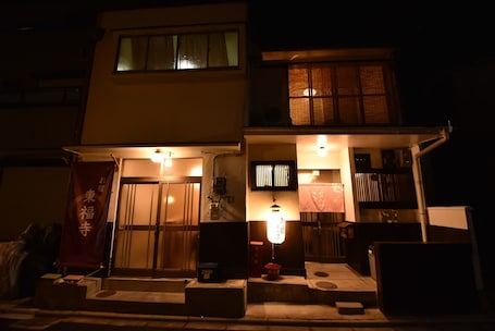 Fachada de la propiedad por la tarde o noche