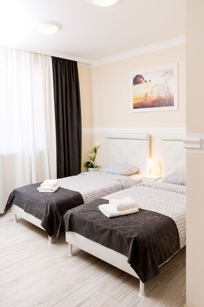 Chambre double ou avec lits jumeaux | Minibar, coffre-fort, bureau, systĂšme dâinsonorisation