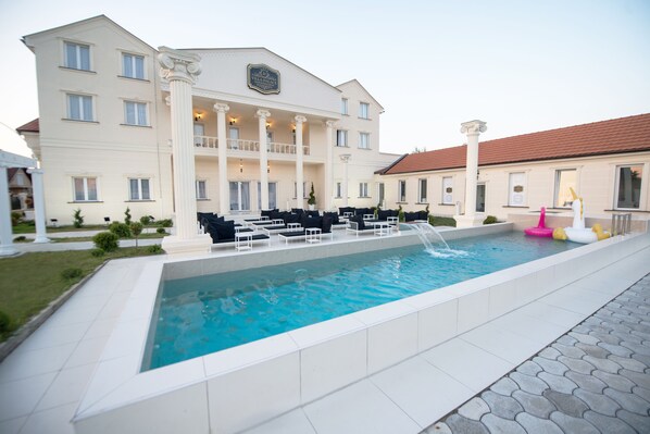 Piscine extérieure en saison