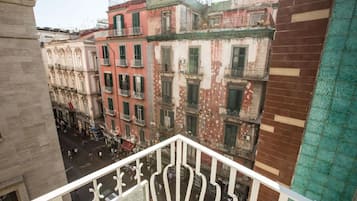Suíte, banheira de hidromassagem, vista para a cidade | Vista do quarto