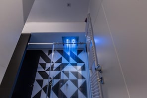 Tripla Deluxe, balcone, vista città | Doccia