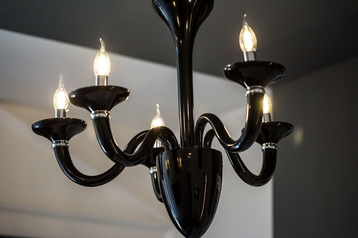 Un candelabro con múltiples brazos y bombillas.