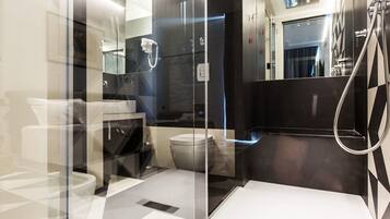 Chambre Triple Deluxe, balcon, vue ville | Salle de bain