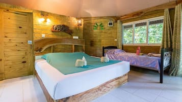Habitación triple superior, Terraza, vista al jardín | Wifi gratis y ropa de cama