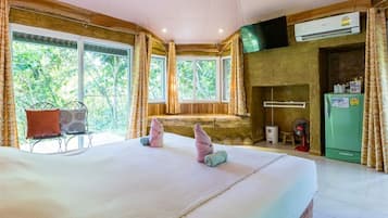 Chambre Triple Supérieure, terrasse, vue jardin | Wi-Fi gratuit, draps fournis