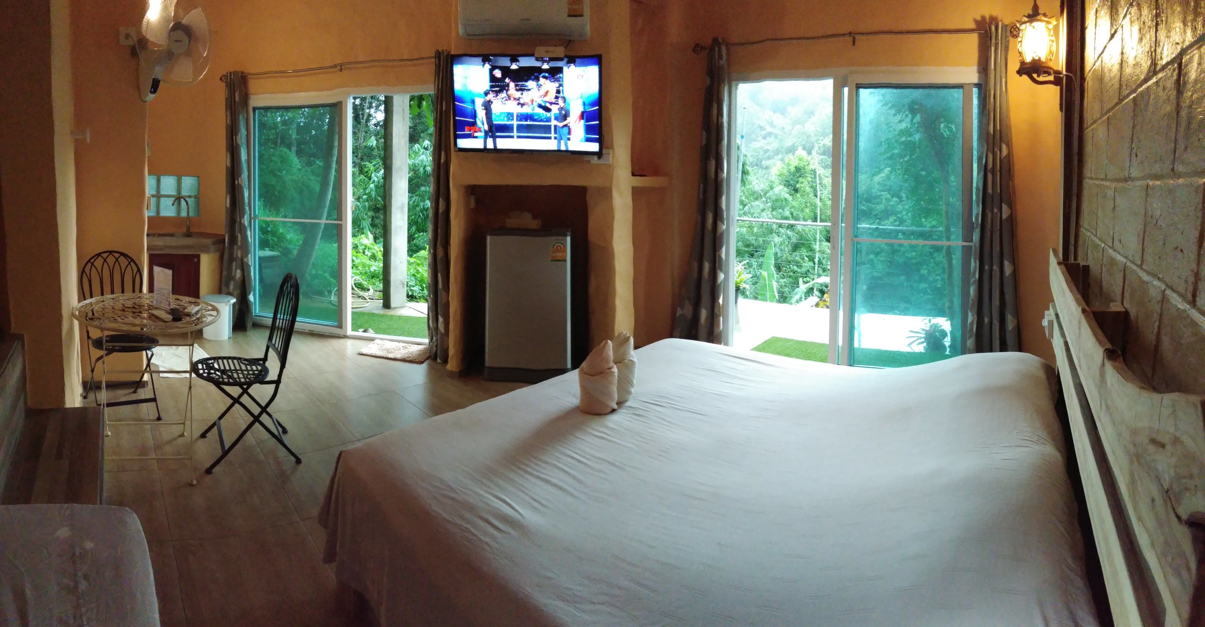 ห้องดีลักซ์, ระเบียง, วิวแม่น้ำ | Wi-Fi ฟรี, ผ้าปูที่นอน