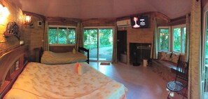 Superior-Dreibettzimmer, Terrasse, Gartenblick | Kostenloses WLAN, Bettwäsche