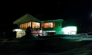 住宿正面 (夜晚)