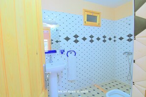Single Room | Bathroom | Shower, free toiletries, bidet, towels - Hotel Armed (Asni)