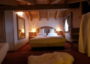 Superior tweepersoonskamer | Luxe beddengoed, een minibar, een kluis op de kamer