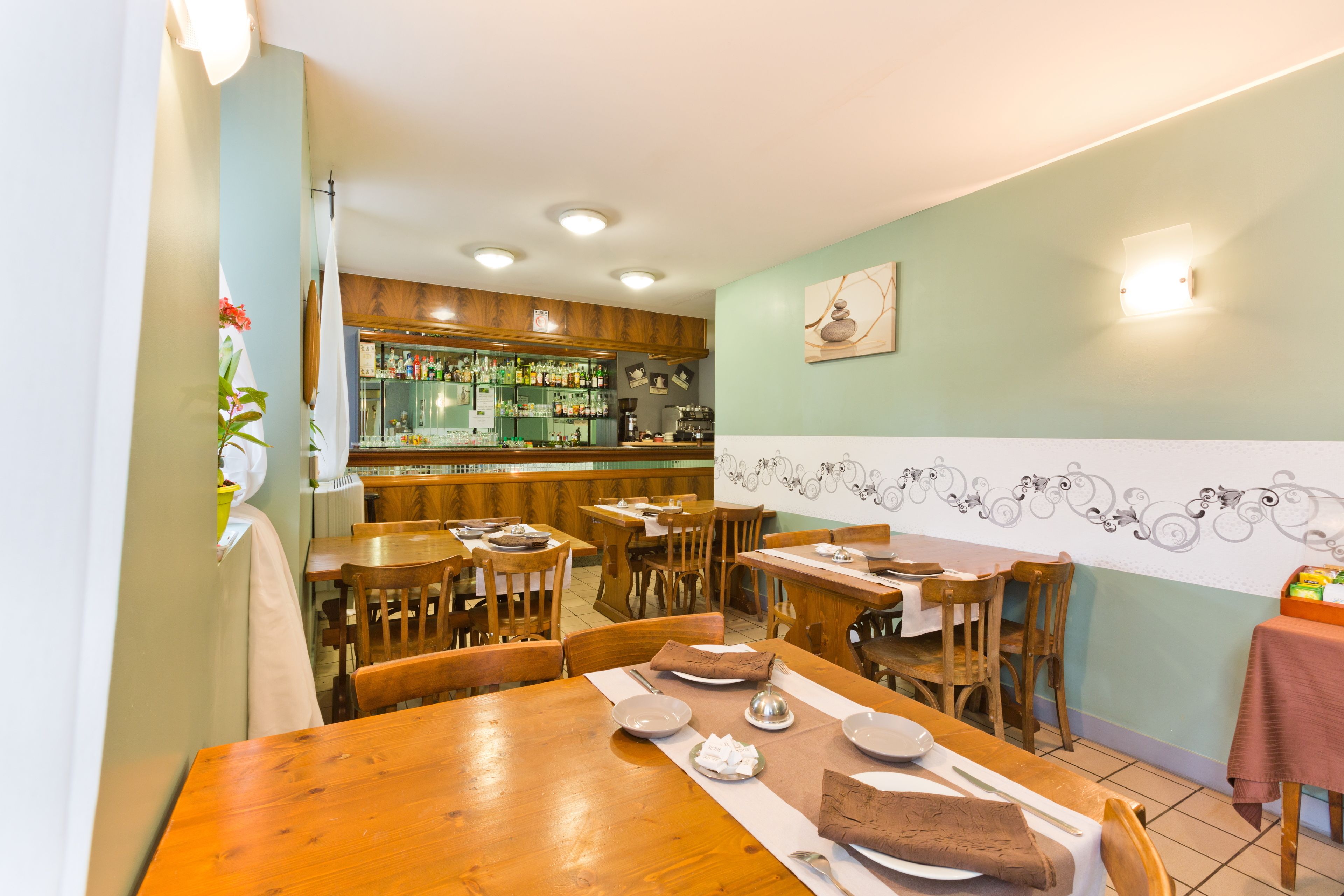 Daily continental breakfast (EUR 10.00 per person)