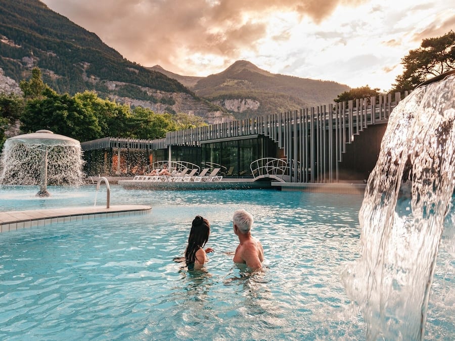 Piscina interna, piscina externa, espreguiçadeiras