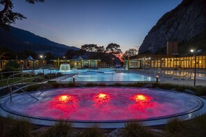 Indoor pool, outdoor pool, pool loungers - Grand Hôtel des Bains de Lavey (Lavey-Morcles)
