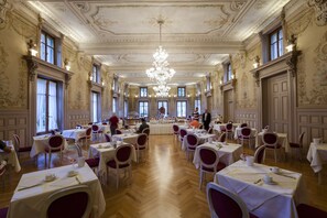 含每日吃到飽早餐