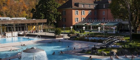 Piscine couverte, piscine extérieure, chaises longues