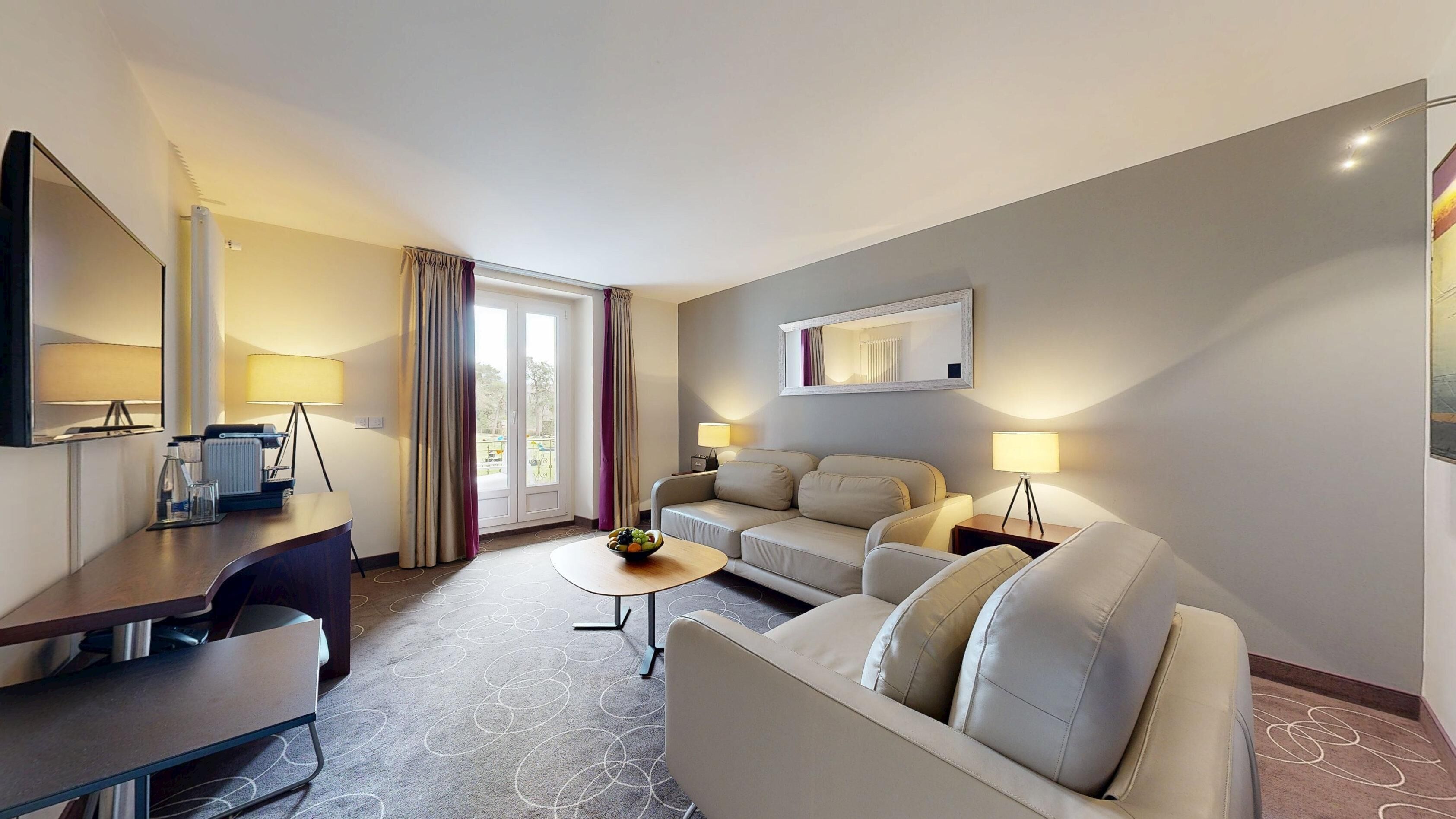 Executive Suite | Premium bedding, minibar, in-room safe, desk