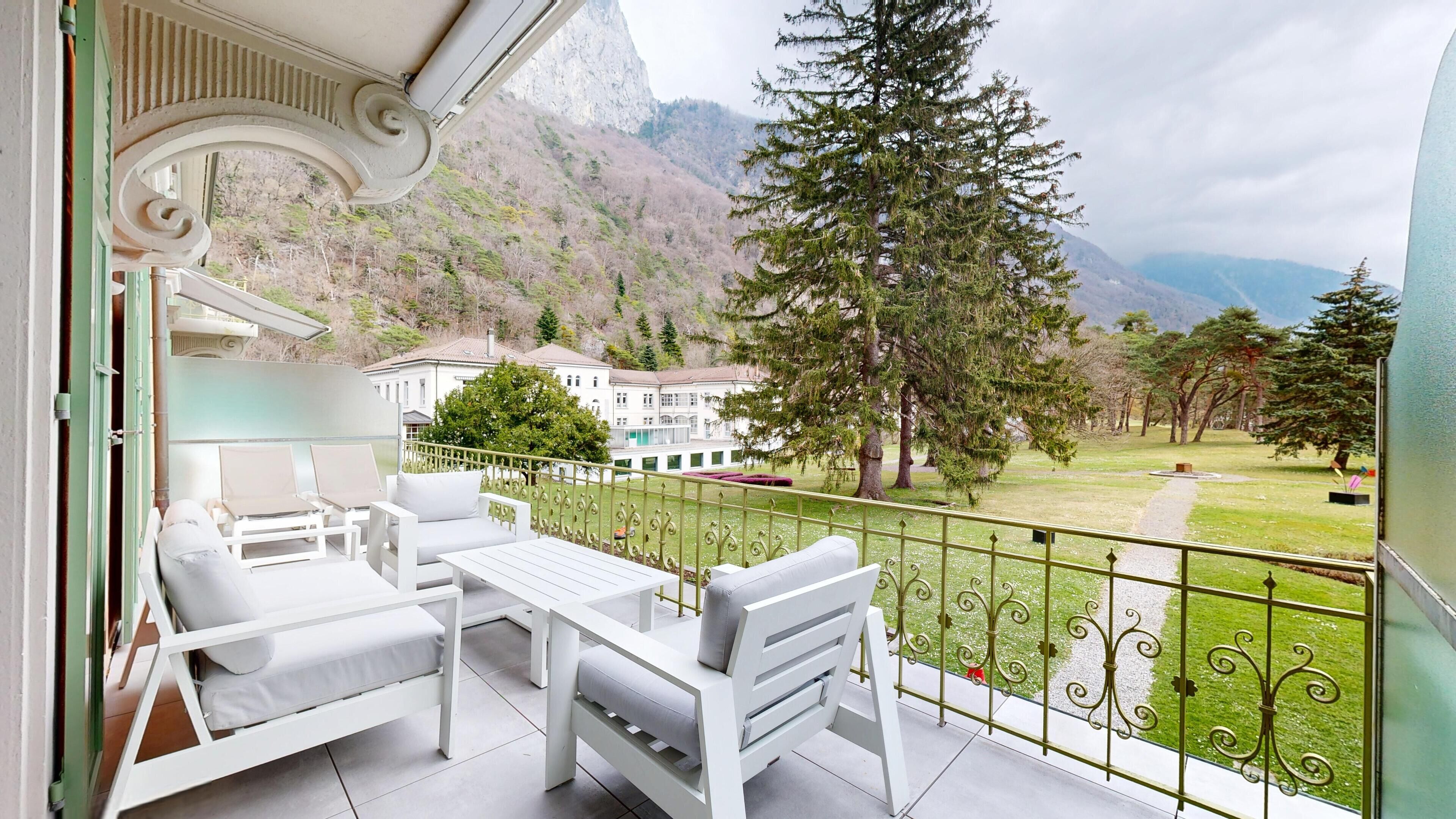 Executive suite | Luxe beddengoed, een minibar, een kluis op de kamer, een bureau