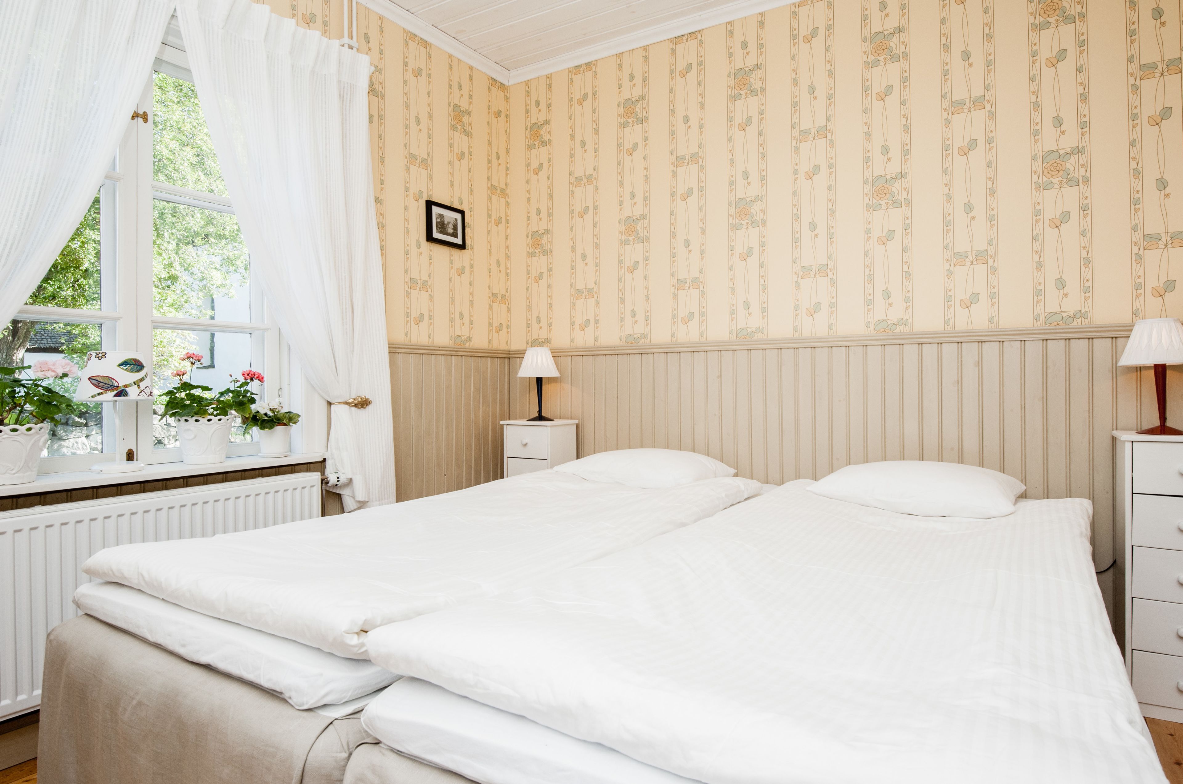 Individuell inredning, unika möbler, skrivbord och mörkläggningsgardiner