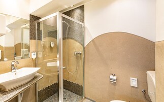 Ducha, artículos de tocador gratuitos, secador de pelo, toallas