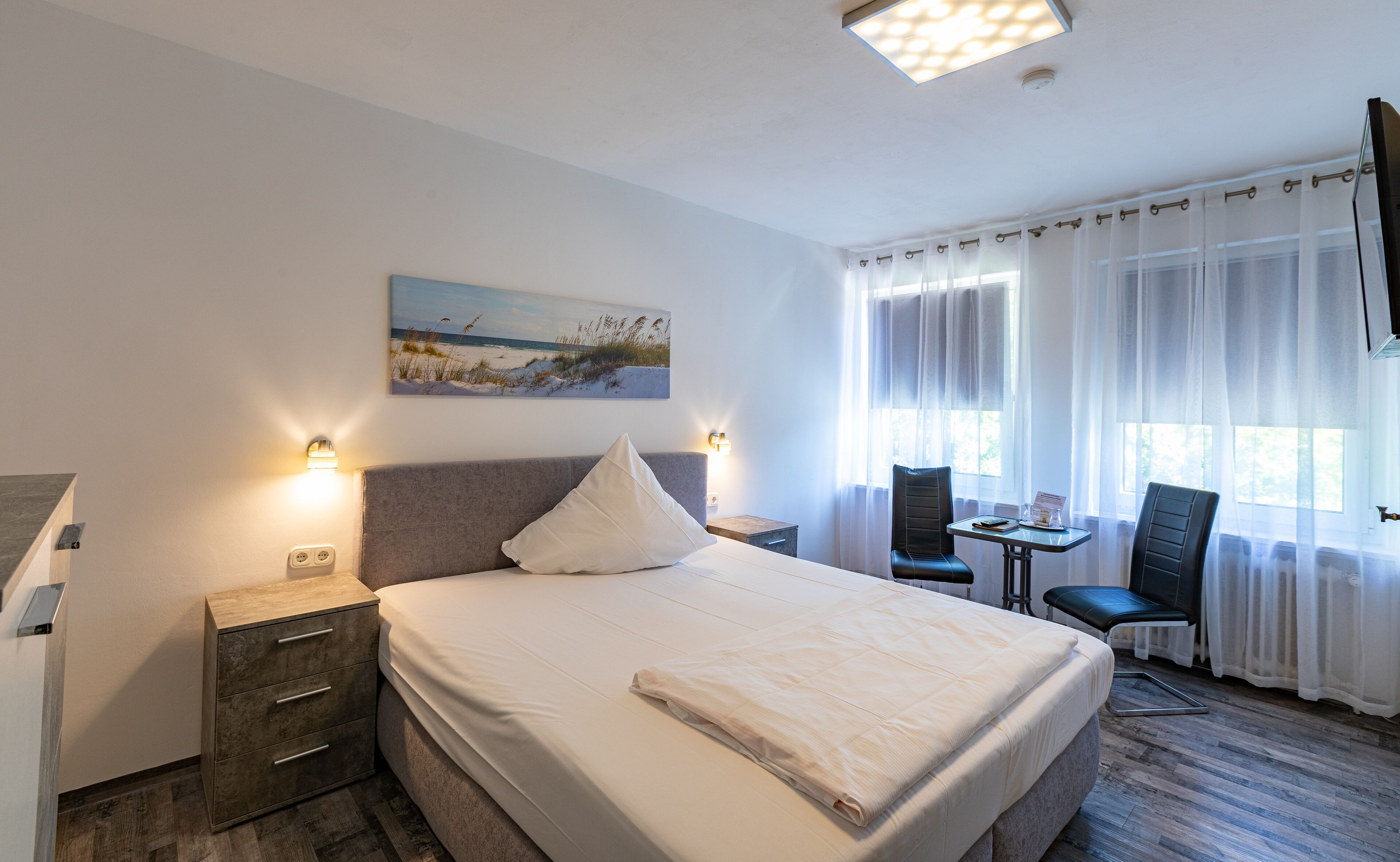 Basic-Doppelzimmer | Zimmersafe, Schreibtisch, kostenloses WLAN, Bettwäsche