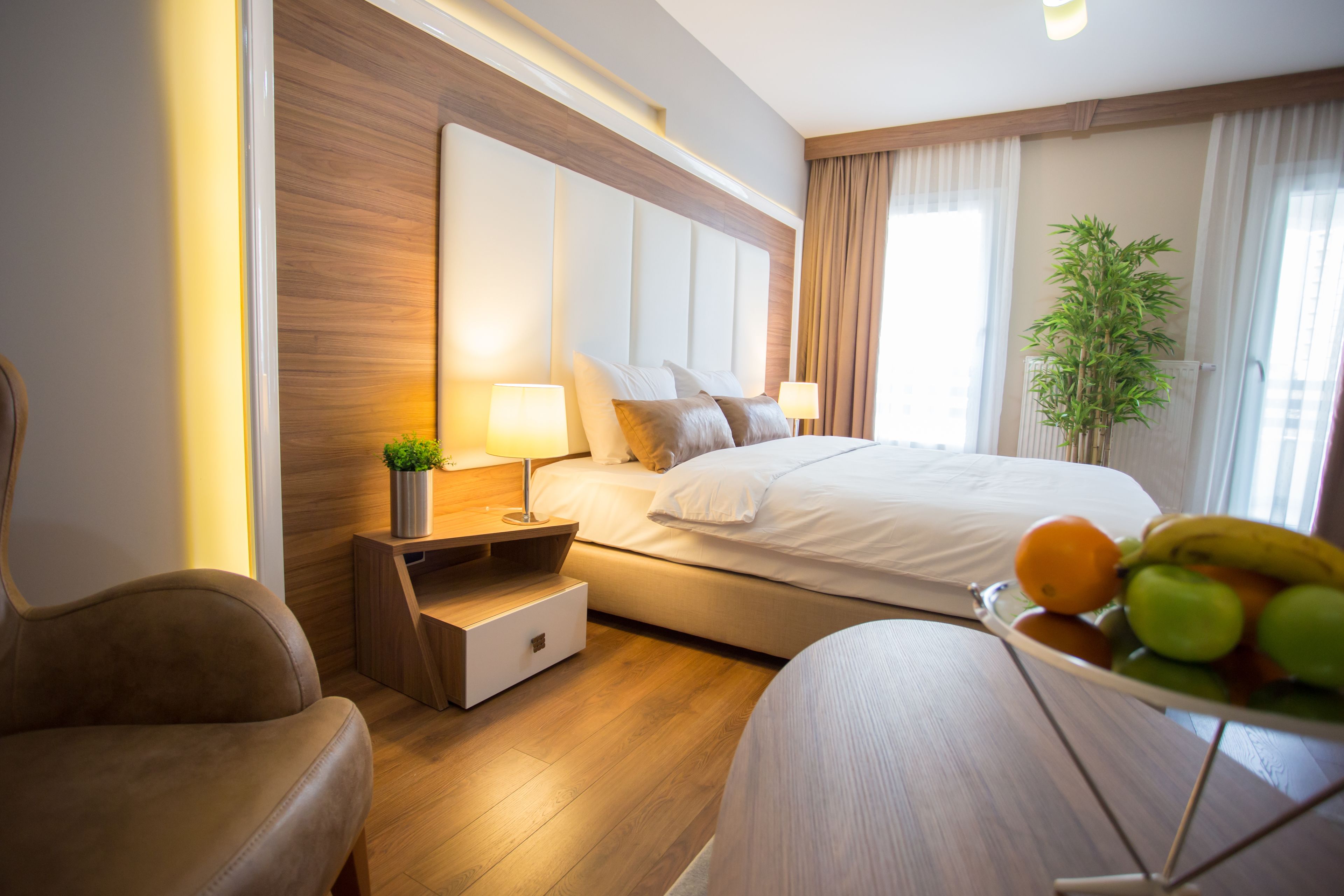 Escritorio, espacio para trabajar con laptop y cortinas blackout 