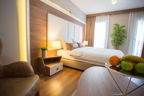 Escritorio, espacio para trabajar con laptop y cortinas blackout