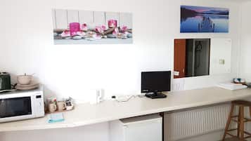 Twin Room, 2 Twin Beds | Microwave