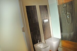 Double Room | Bathroom | Shower, free toiletries, hair dryer, bidet