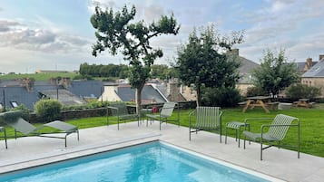 Innenpool, Außenpool (je nach Saison geöffnet), Sonnenschirme
