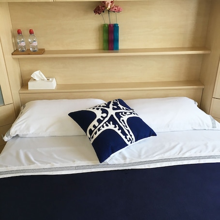 Chambre Double Exécutive, 1 grand lit, salle de bains privée, niveau Exécutif | Bureau, fer et planche à repasser, Wi-Fi gratuit, draps fournis. B&B Kelly