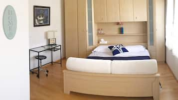 Executive Double Room, 1 Queen Bed, Private Bathroom, Executive Level | Desk, iron/ironing board, free WiFi, bed sheets