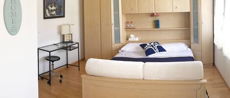 Executive Double Room, 1 Queen Bed, Private Bathroom, Executive Level | Desk, iron/ironing board, free WiFi, bed sheets