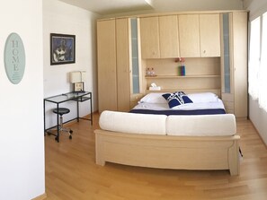 Executive Double Room, 1 Queen Bed, Private Bathroom, Executive Level | Desk, iron/ironing board, free WiFi, bed sheets - B&B Kelly (Renens)