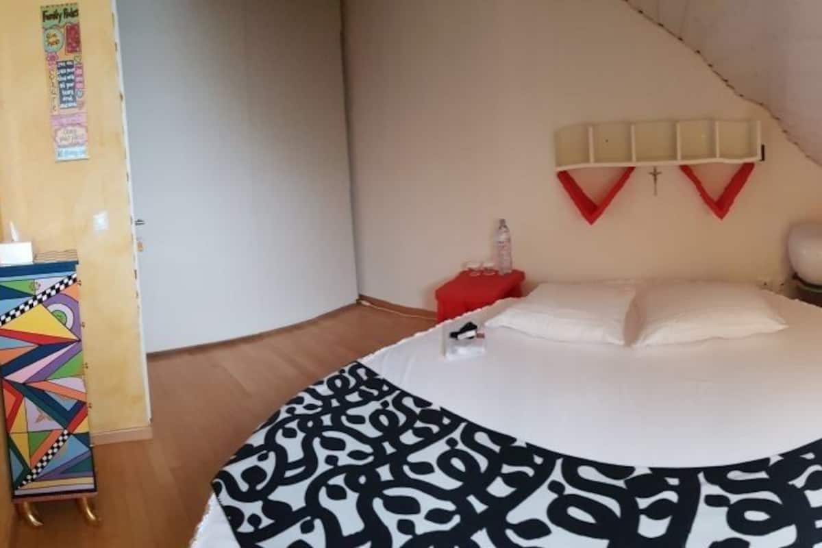 Habitación doble de diseñador, 1 cama King size | Escritorio, tabla de planchar con plancha, wifi gratis y ropa de cama