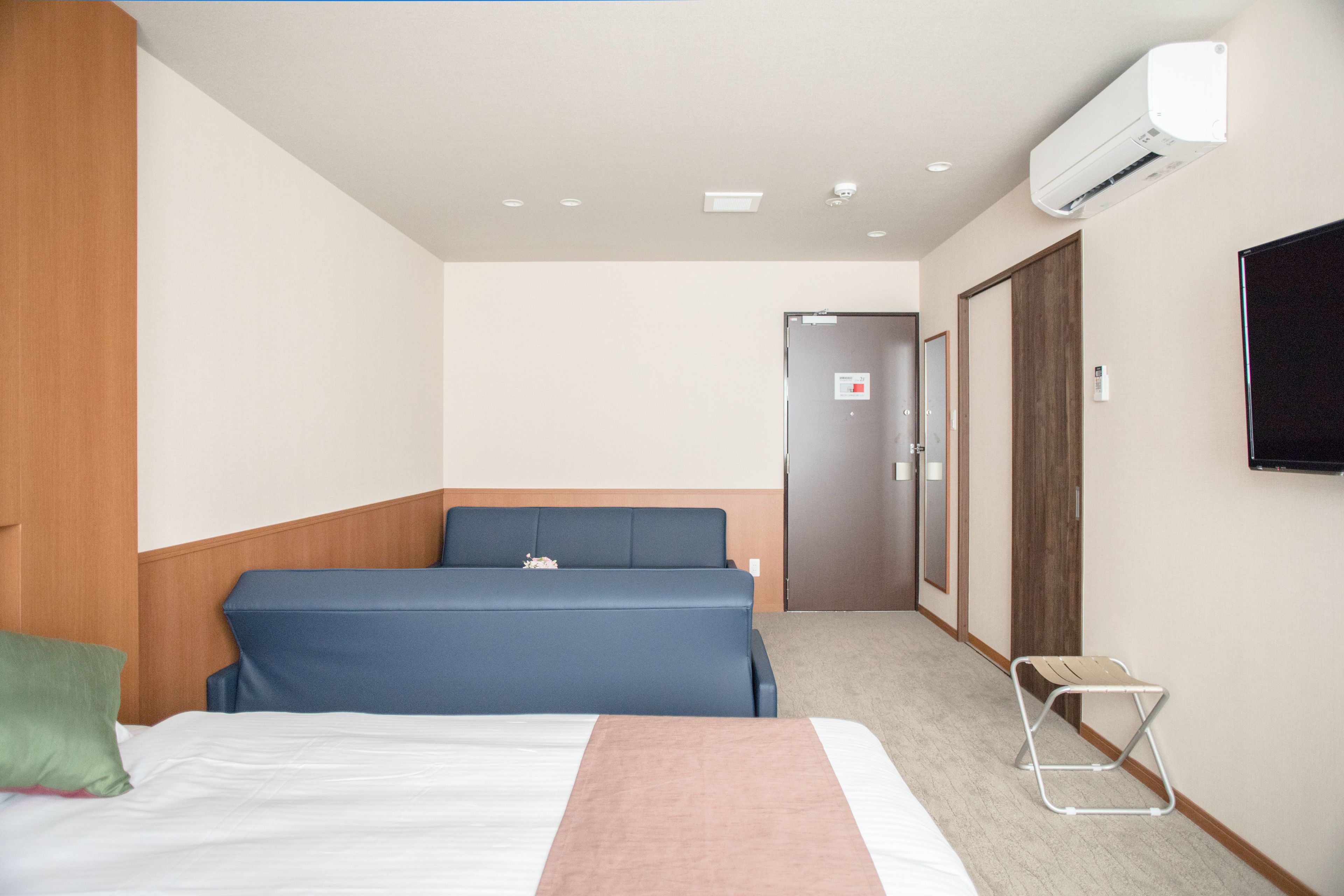 superior twin room | living area | tv