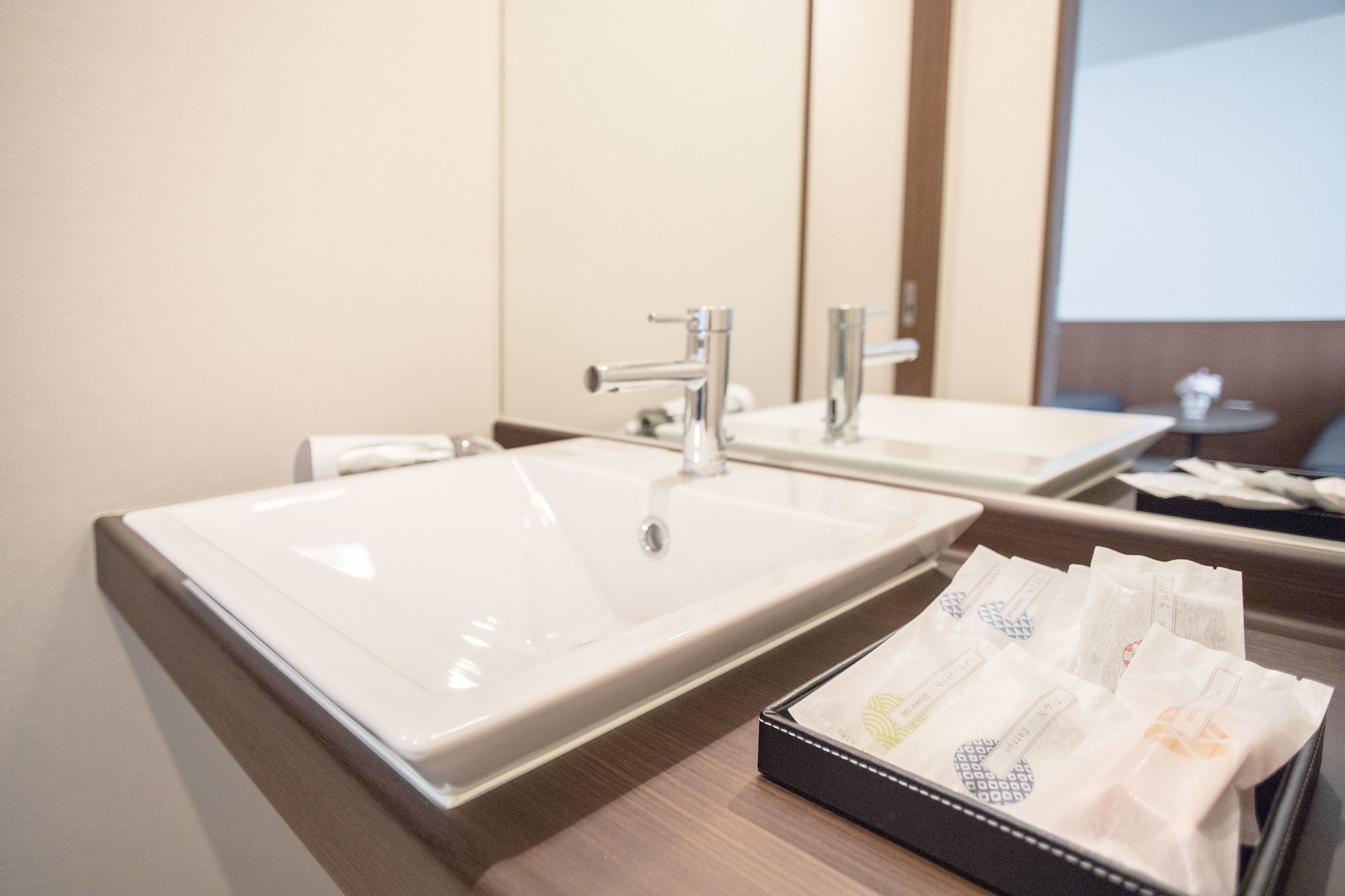 separate bathtub and shower, free toiletries, hair dryer, slippers