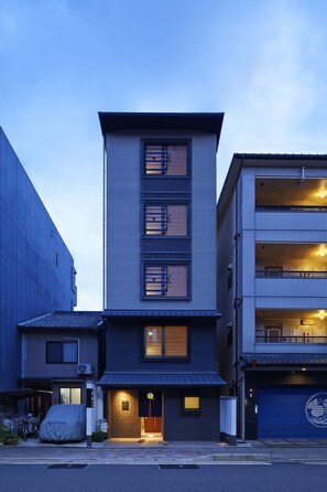 住宿正面 (夜晚)