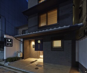施  設の正面 (日没後)