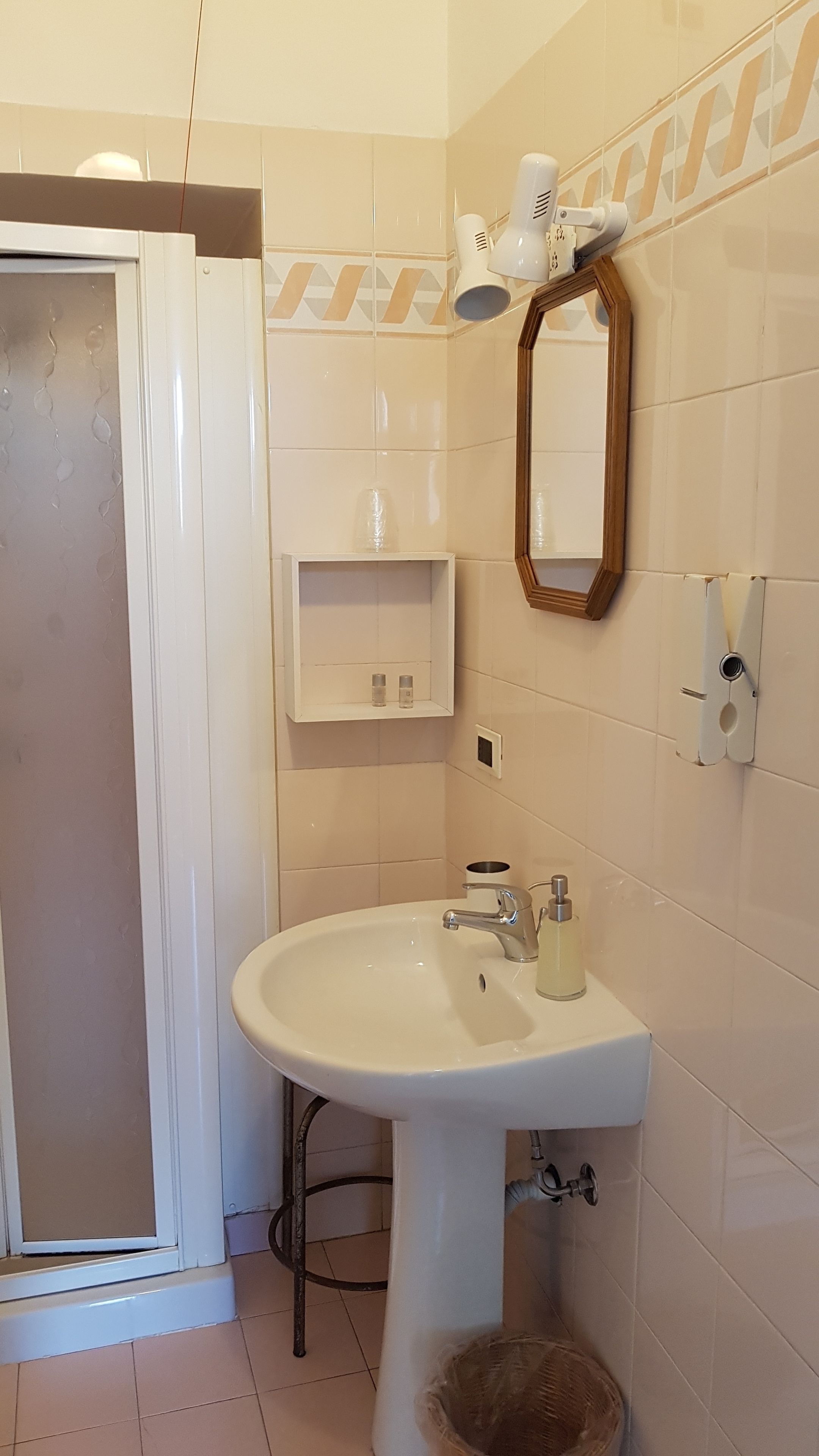 club double room, 1 double bed, private bathroom, city view | bathroom | shower, free toiletries, hair dryer, towels