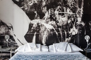 Doppia Romantica, 1 letto matrimoniale, balcone, vista città | Biancheria da letto ipoallergenica, copriletto in piuma, una scrivania
